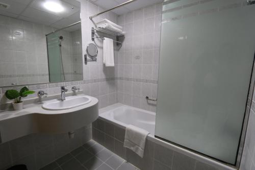 NEW CALIFORNIA HOTEL - Room Types