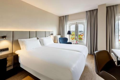 NH Amsterdam Schiller - Accommodation and Room Features