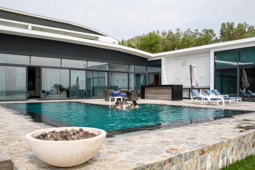 Nurai Losin Estate Villa - Amenities and Facilities