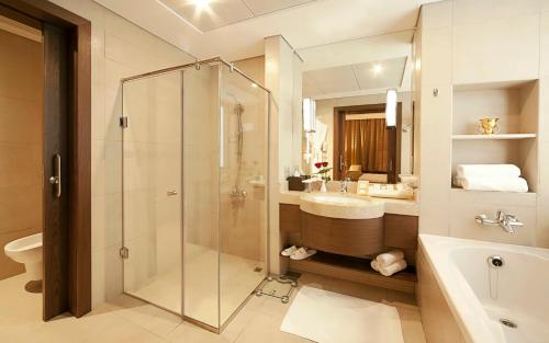 Oaks Liwa Executive Suites - Dining Options and Room Service