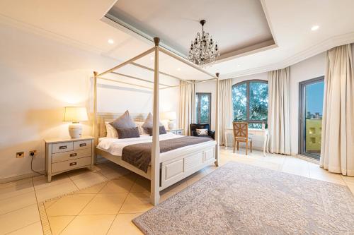 Palm Jumeirah Beachfront Private Pool Villa 5 BR & 1 Maids Room With Access to Beach - Villa Features and Amenities