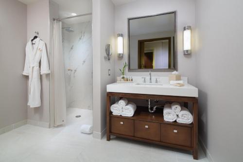 Parkwest Bicycle Casino - Room Features and Amenities