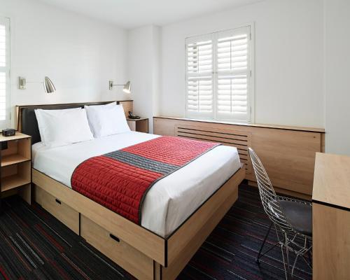 Pod 51 - Rooms and Amenities