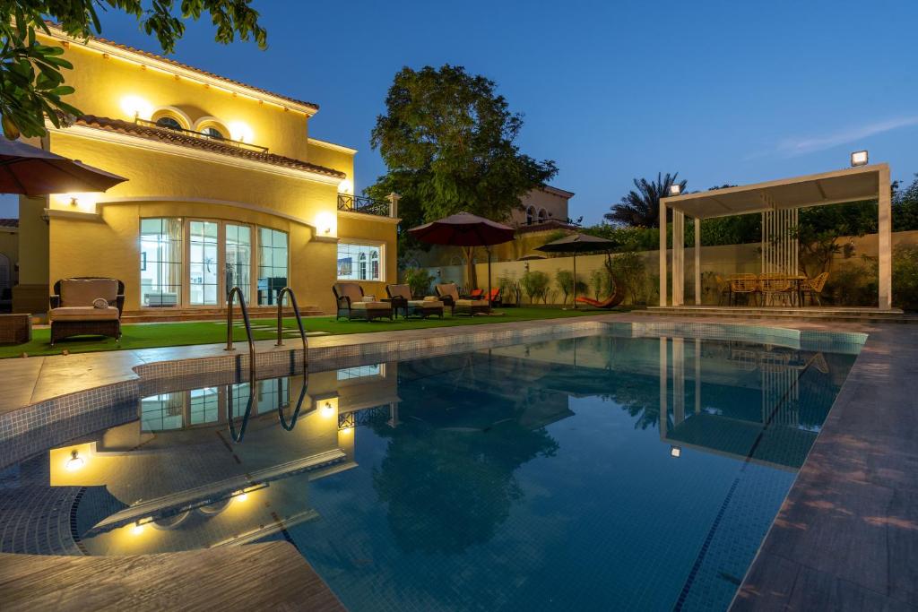 Private Villa in Dubai With Swimming Pool and Huge Garden Review