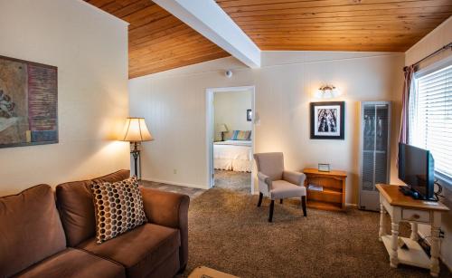 Redwood Suites - Featured Amenities