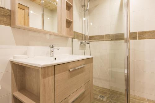 Residence The Domain of the Alpine Garden - Courchevel 1850 - Kitchen and Bathroom Amenities