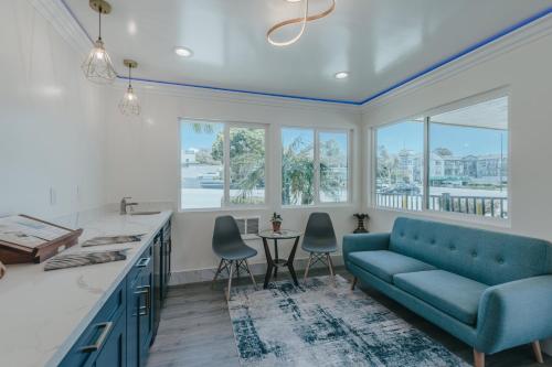 Sea Air Inn & Suites - Downtown - Restaurant Row - Diverse Room Types and Amenities