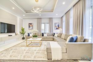 Signature 6BR Villa With Assistant Room and Private Pool in Frond F Palm Jumeirah by Deluxe Holiday Homes - Amenities and Facilities