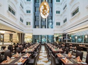 Sunday Hotel Holiday International Dubai - Amenities and Facilities