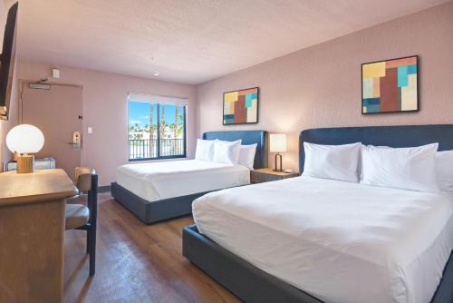 The Dunes Hotel (Palm Springs) - Room Types and Features