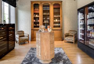 The Manor Les Minimes - Dining and Amenities