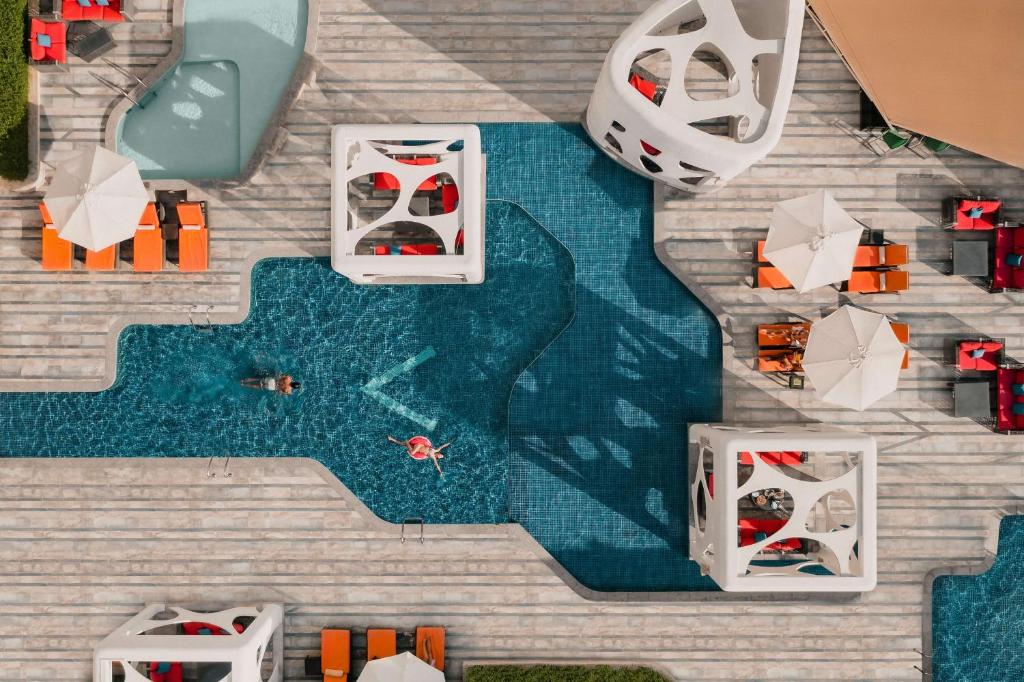 V Hotel Dubai, Curio Collection by Hilton Review