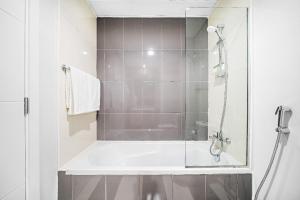 Aliving Luxury 3BR Villa With Maid Room Damac Hills 2 - Proximity to Attractions