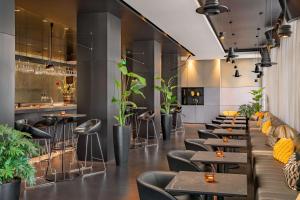 Artotel Amsterdam, Powered by Radisson Hotels - Enjoy Artotel Amsterdams Convenient Location