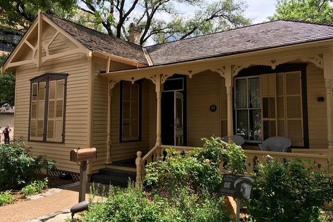 Austins Must See Sights Guided Private Walking Tour - Indulge in Austins Culinary Delights