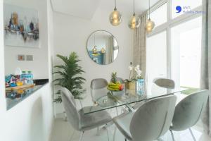 AWS Holiday Homes - Elegant Townhouse With Garden - Outdoor Amenities