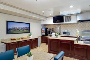 Ayres Hotel Corona East - Dining and Refreshments