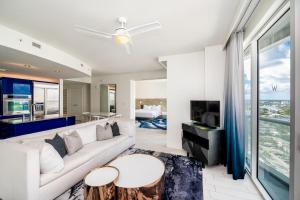 Beachfront Luxury 2BR 2BA, Sleeps 6, Resort Access - Horizon by HomeStakes - Abundant On-Site Services