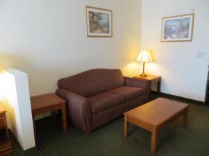 Best Western Plus Lake Elsinore Inn & Suites - Room Types and Accessibility