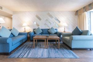 Casitas Del Monte - Dining and Entertainment