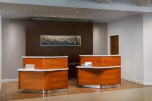 Courtyard by Marriott Los Angeles Woodland Hills - Room Accommodations