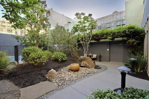 Courtyard Oakland Downtown - Room Types and Features