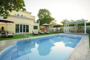 Dubai Marina Villa up 20 Guest Huge Private Pool - Convenient Location and Accessibility