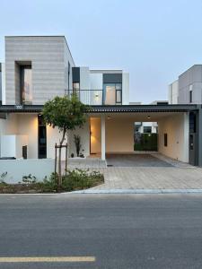 * Dweller * Dubai Family Tranquil Villa Sleeps 8 - Convenient Location