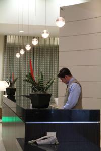 Embassy Suites Ontario - Airport - Airport Shuttle and Parking