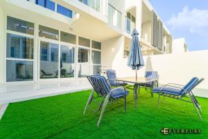 Everluxe Smart 2 Bedroom Villa In Akoya - Nearby Attractions