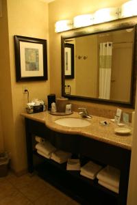 Hampton Inn and Suites Barstow - Room Types and Availability