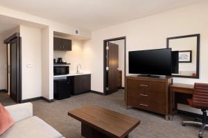 Hampton Inn San Jose Cherry Ave, CA - Rooms and Amenities
