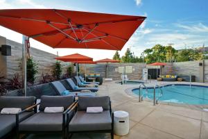 Hampton Inn & Suites Los Angeles Burbank Airport - Guest Ratings and Highlights