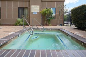 Hampton Inn Visalia - Hotel Policies