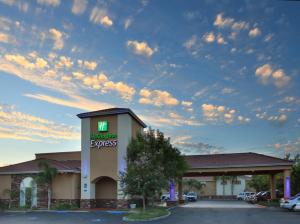 Holiday Inn Express Oakdale, an IHG Hotel - Child and Pet Policies