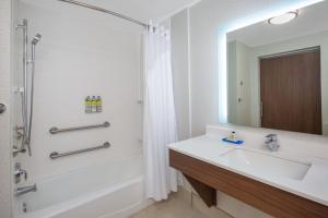Holiday Inn Express & Suites Chico, an IHG Hotel - Child and Pet Policies