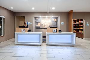 Holiday Inn Express & Suites - Tulare, an IHG Hotel - Check-in and Check-out