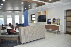 Holiday Inn Express Windsor Sonoma Wine Country, an IHG Hotel - Room Types and Features