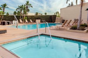 Holiday Inn La Mirada Buena Park, an IHG Hotel - Dining Options and Services