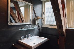 Hotel Corner House - Pricing and Discounts