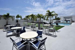 Hotel Dello Ft Lauderdale Airport, Tapestry Collection by Hilton - Room Features and Business Services