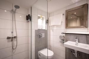 Hotel Oscar - Attractions and Accessibility