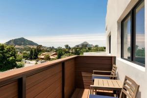 La Quinta by Wyndham San Luis Obispo - Pet and Child Policies