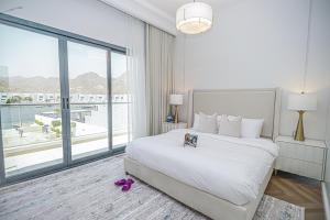 Luxurious Villa Montagne With Sea View & Private Pool by Dream Inn Dubai - Nearby Attractions