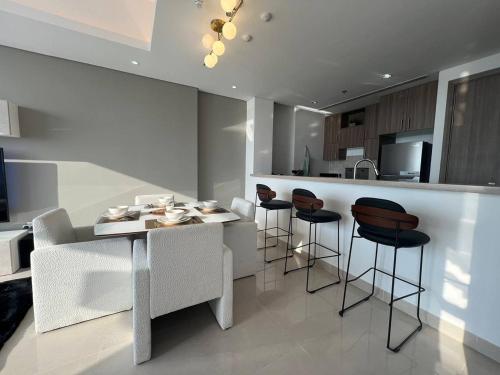 Luxury Sea Front 1 BR Apartment Swimming Pool - Beach - Gym - Kitchen and Dining