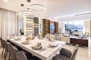 Luxury Villa 8 BR Sea and Mountain View With Infinity Pool - Al Dana Island Fujairah - Remarkable Guest Ratings