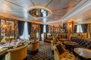 Manolita Paris - Nearby Attractions