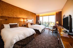 Miyako Hybrid Hotel Torrance - Room Features and Amenities