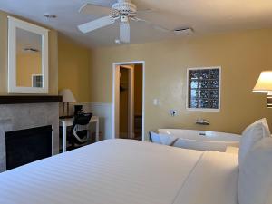 Monterey Bay Lodge - Dining and Dining Options