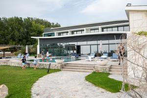 Nurai Losin Estate Villa - Booking Policies